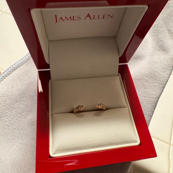 18K Yellow Gold Open Marquise Shape Band - Picture 3 of 3